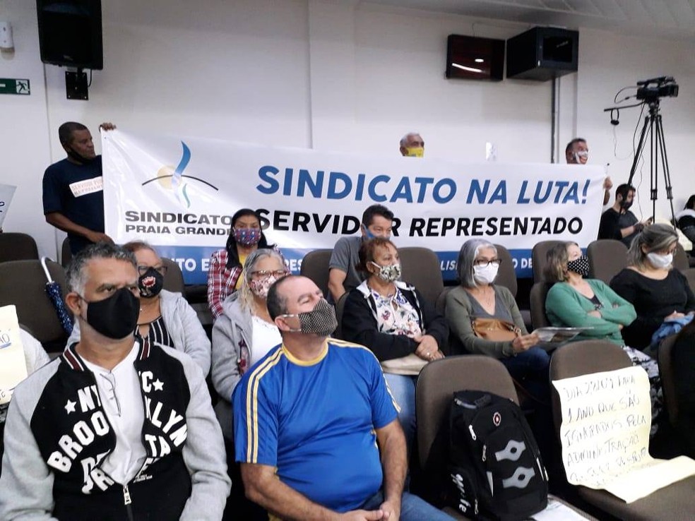 Servidores e aposentados fazem protesto na Câmara de Praia Grande — Foto: Divulgação/Sindicato dos Trabalhadores Municipais de Praia Grande