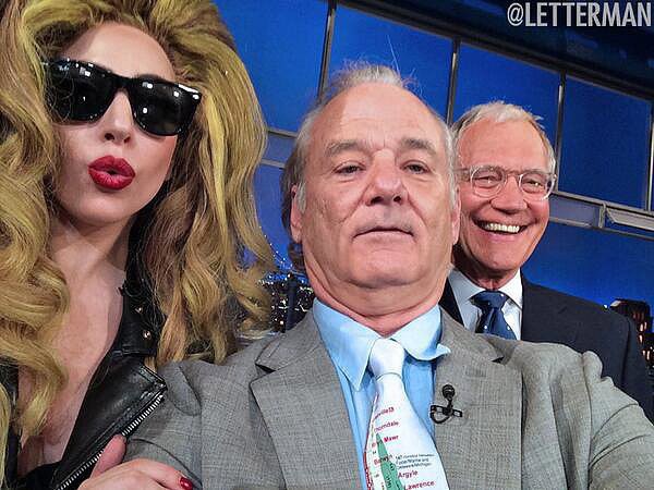 Lady Gaga, Bill Murray e David Letterman registraram o momento juntos no programa do apresentador (Foto: Twitter)