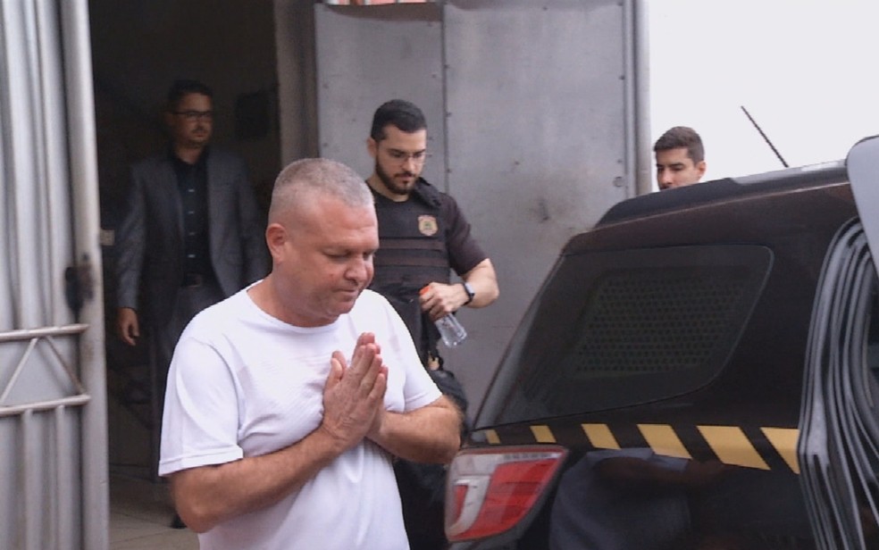 Mário Furacão, bolsonarista que se filmou durante invasão ao Palácio do Planalto, antes de entrar em carro da PF — Foto: Eneias Costa/TV Anhanguera