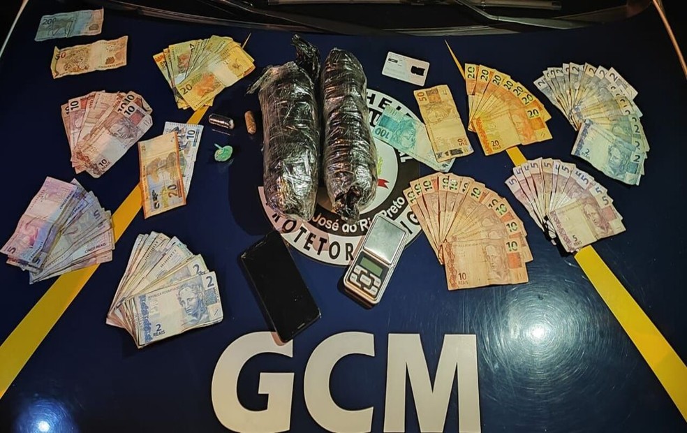 Foram encontrados 190 porções de crack, além de dinheiro  — Foto: Guarda Civil Municipal/Divulgação