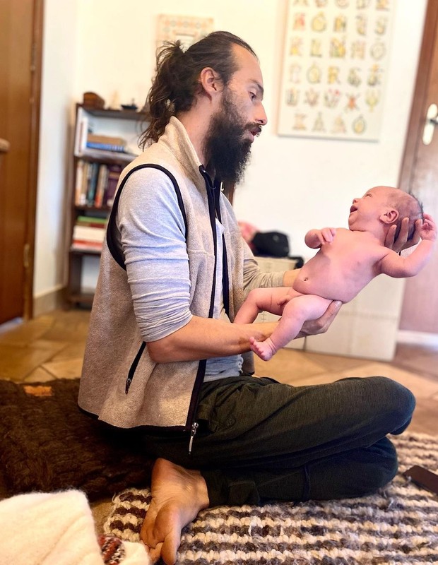 Badarik González com o bebê Váruna (Foto: Reprodução/Instagram)