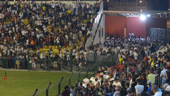 Briga São Paulo x Rondonópolis Estádio Nogueirão Mogi das Cruzes (Foto: Vitor Geron)