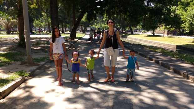 Paola Lobo com a filha e os trigêmeos (Foto: Arquivo Pessoal)