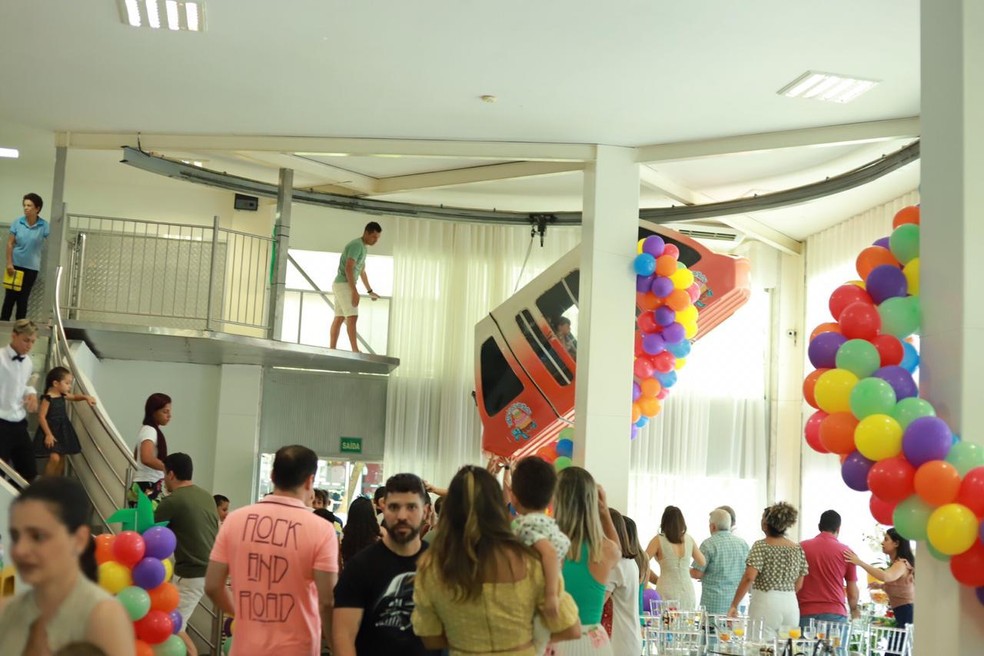 Brinquedo despenca em festa infantil no DF e crianças ficam penduradas — Foto: Ju Arrochela/Arquivo Pessoal