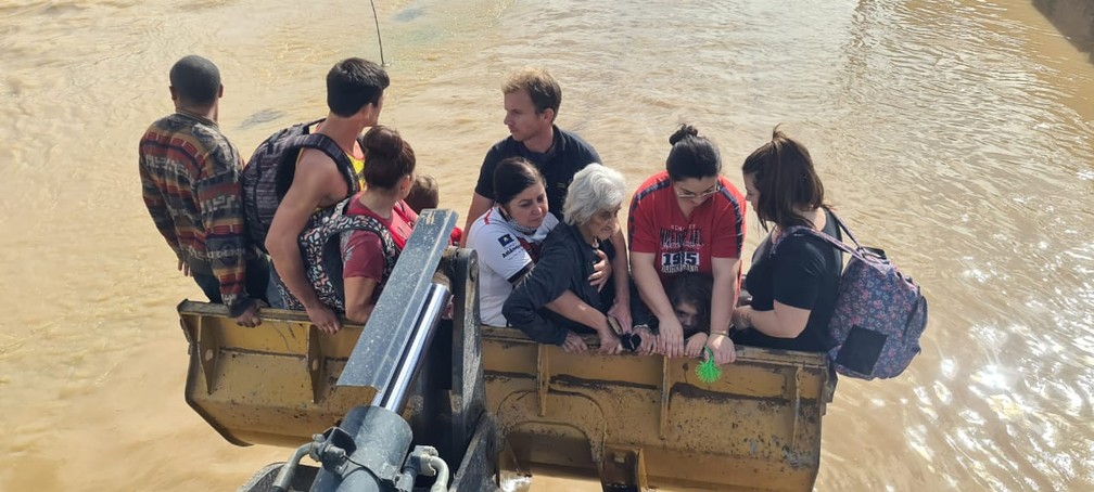 Idosa é resgatada em trator com a família — Foto: Prefeitura de Camboriú