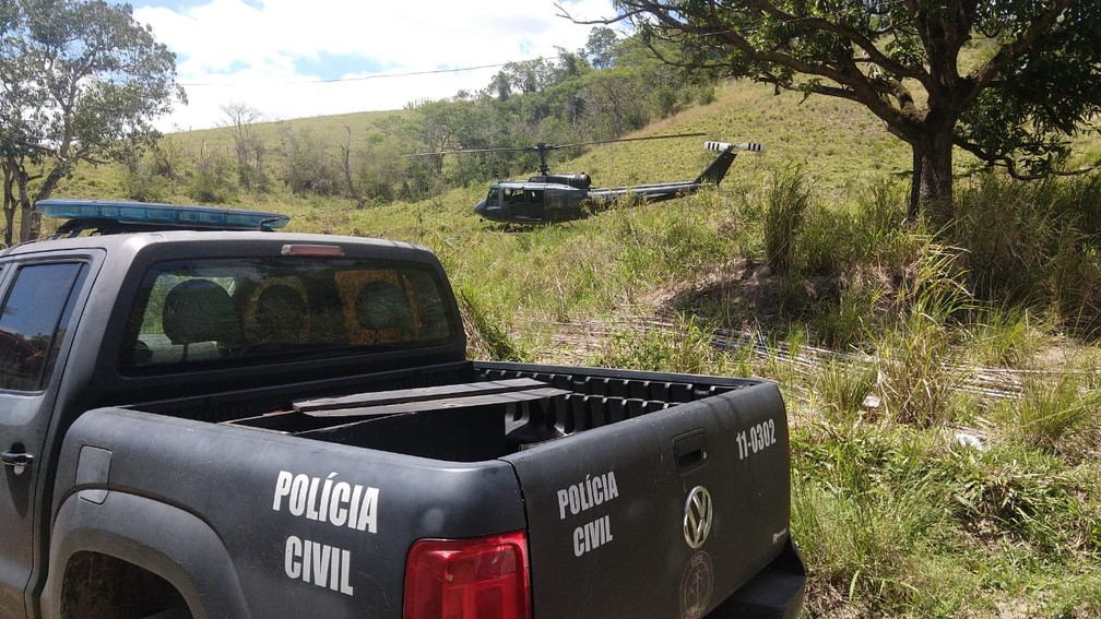 Policiais utilizaram helicóptero para encontrar traficante 3N, que estava em um sítio em Itaboraí, na Região Metropolitana do Rio — Foto: Reprodução/ Polícia Civil 
