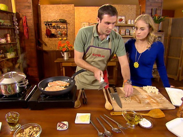Max Fercondini prepara um delicioso frango crocante (Foto: Estrelas/TV Globo)