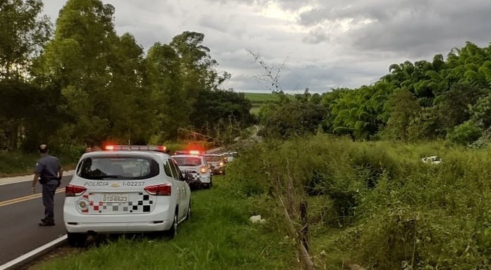 Após capotar, carro parou a vários metros distância (à direita) da vicinal entre Avanhandava e Promissão — Foto: Avanews/Divulgação