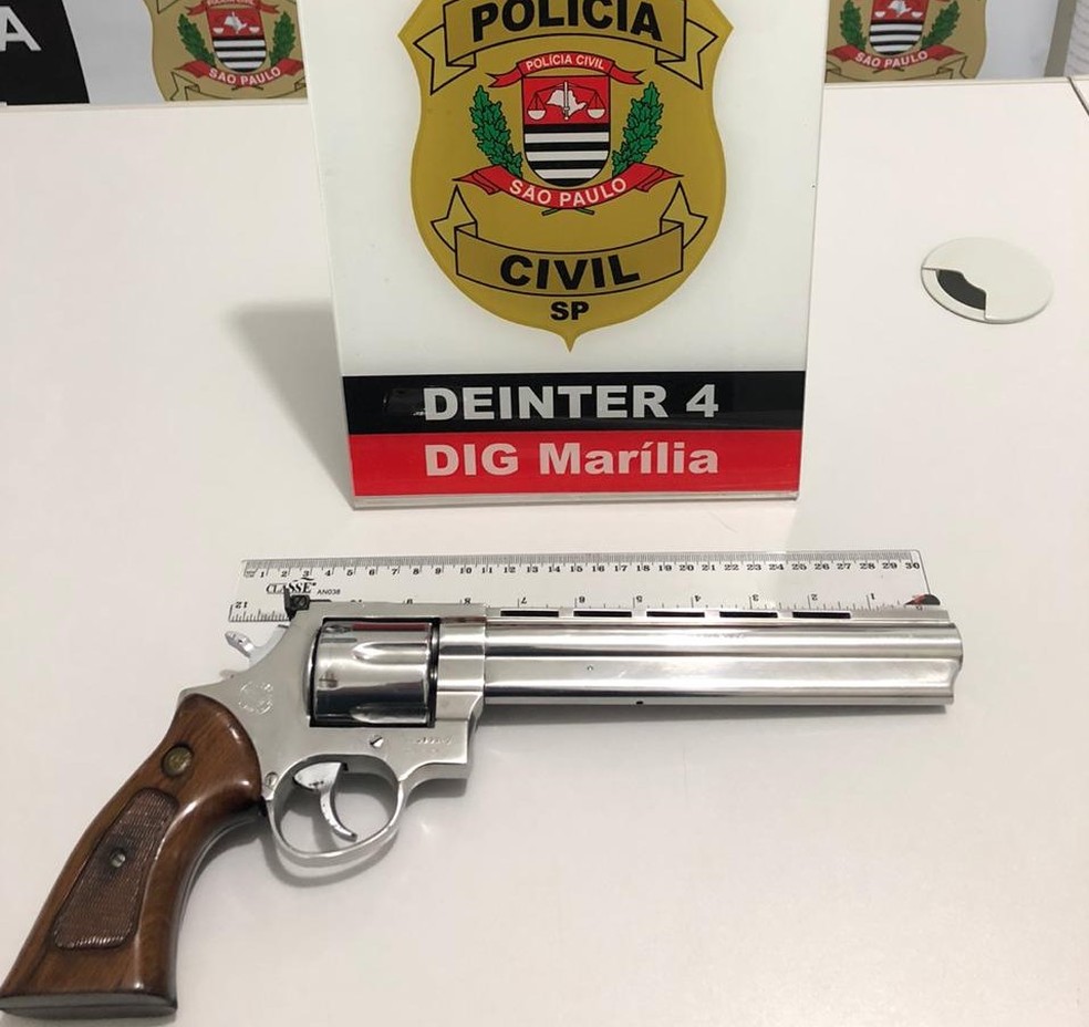 Polícia apreendeu com o suspeito o revólver Magnum, calibre 44, usado no crime — Foto: Polícia Civil/Divulgação