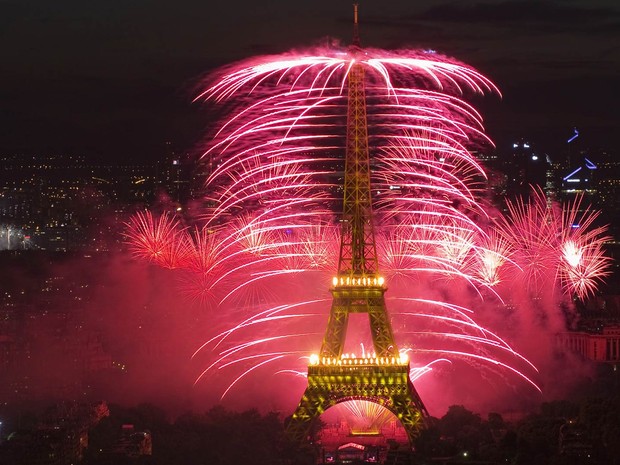 Show de fogos de artifício e luzes batizado de 'Guerra e Paz' marca a celebração da queda da Bastilha em Paris, na França, e o centenário da I Guerra Mundial (Foto: Gonzalo Fuentes/Reuters)