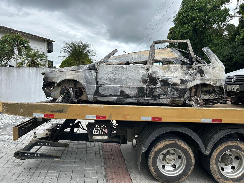 Carro onde os corpos foram carbonizados sendo levado até a delegacia em Joinville — Foto: Walter Quevedo/NSC TV