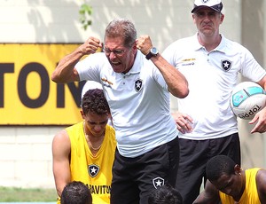 Oswaldo de Oliveira no treino do Botafogo com os jogadores (Foto: Ivo Gonzalez / Agencia O Globo)
