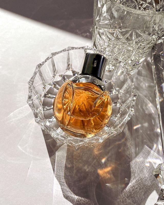 Perfume em uma penteadeira (Foto: reprodução Instagram @editionalbeauty)
