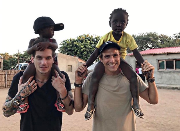 Diego Fragoso e Reynaldo Gianecchini brincam com crianças africanas (Foto: Reprodução/Instagram)