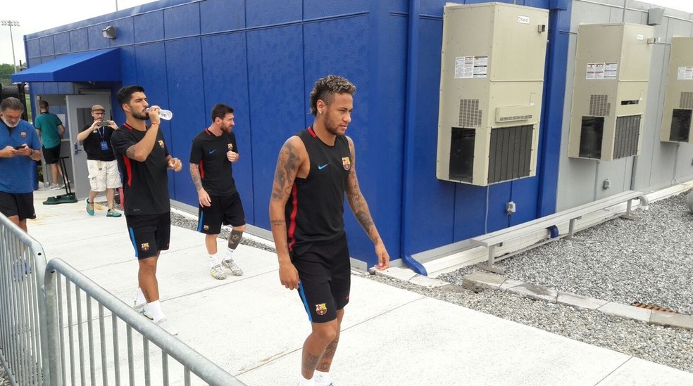 Neymar seguido por Luis Suárez e Messi na entrada do campo de treinamento do Barcelona em Nova York (Foto: Reprodução de Twitter)