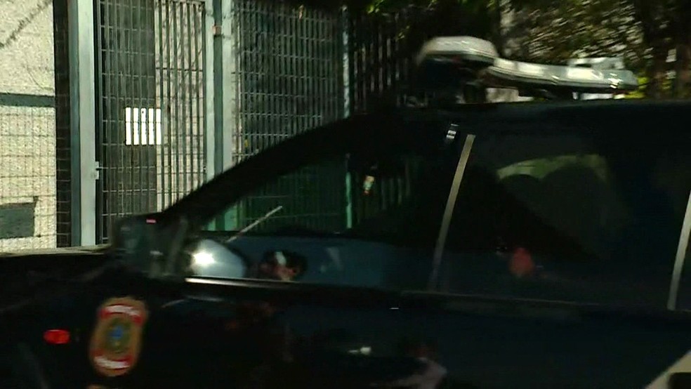 Wesley chega à sede da PF, na Lapa, em carro da polícia (Foto: Amós Alexandre/GloboNews)