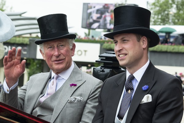 O Rei Charles III na companhia do filho mais velho, Príncipe William, em foto de 2020 (Foto: Getty Images)