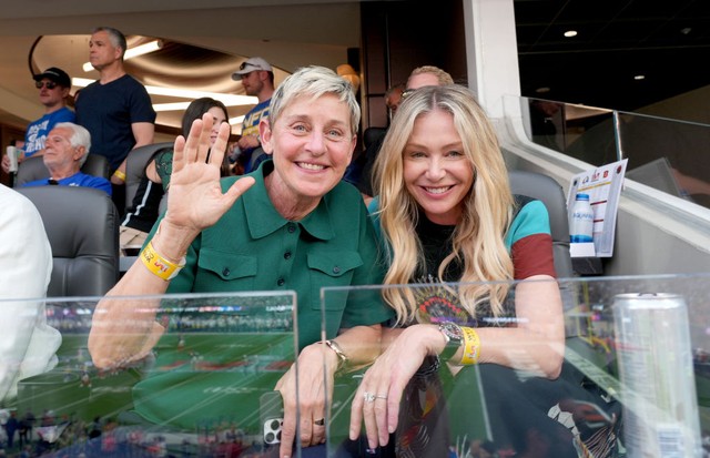 INGLEWOOD, CALIFORNIA - FEBRUARY 13: (L-R) Ellen DeGeneres and Portia de Rossi attend Super Bowl LVI at SoFi Stadium on February 13, 2022 in Inglewood, California. (Photo by Kevin Mazur/Getty Images for Roc Nation) (Foto: Getty Images for Roc Nation)