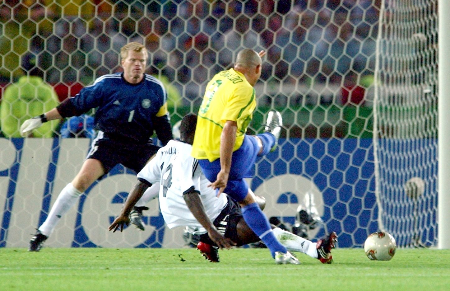 Ronaldo marca gol na Alemanha na final da Copa do Mundo de 2002 (Foto: Getty Images)