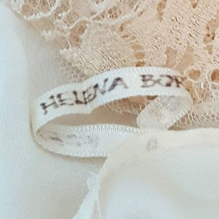 Na barra do vestido, que foi usado por Donata em seu casamento com Nizan, o nome de Helena