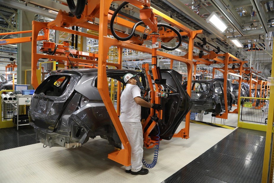 Mais fábricas podem parar e carros vão ficar mais caros, alertam especialistas