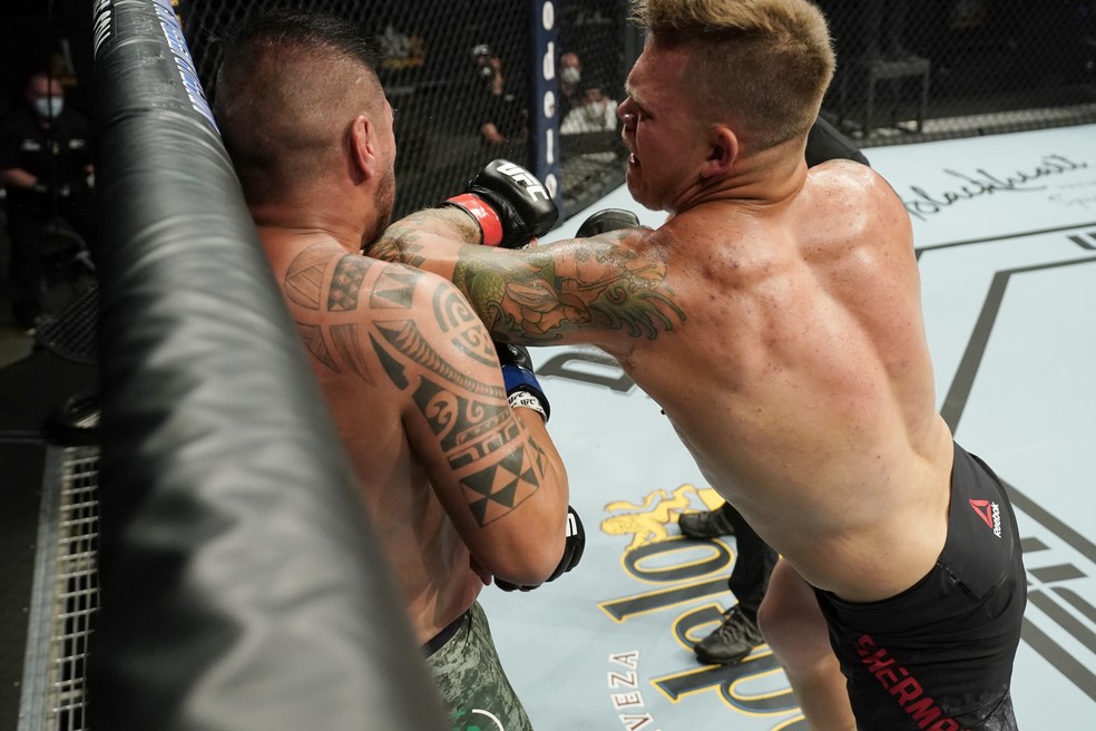 Chase Sherman acerta cotovelada derradeira em Ike Villanueva — Foto: Cooper Neill/Zuffa LLC via Getty Images