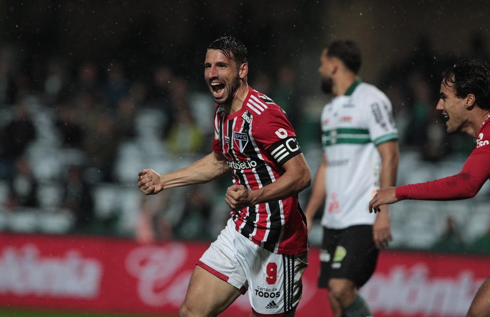 Calleri comemora em Coritiba x São Paulo — Foto: Rubens Chiri/Saopaulofc.net