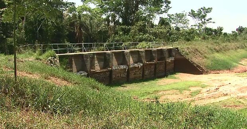 Reservatório secou na cidade de Bujari e Depasa fez operação para abastecer cidade (Foto: Reprodução/Rede Amazônica Acre )