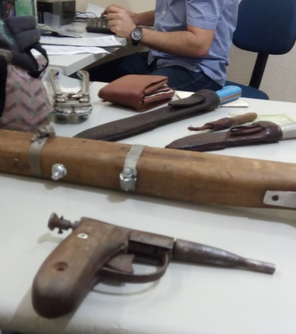 Arma de fabricação caseira, facas e uma espingarda foram apreendidas com os suspeitos — Foto: Divulgação/ Polícia Militar