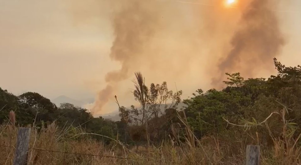 Incêndio de grandes proporções atinge Serra da Paulista em São João da Boa Vista — Foto: João Augusto Michelazzo Bueno/Arquivo Pessoal