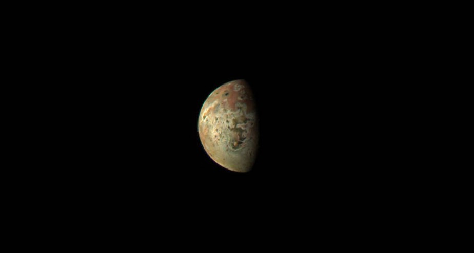 Imagem da JunoCam da lua joviana Io coletada durante o sobrevoo de Juno pela lua em 1º de março de 2023