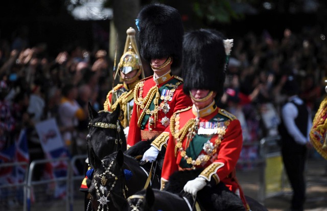 LONDON, ENGLAND - JUNE 02:  Prince William, Duke of Cambridge and Prince Charles, Prince of Wales ride horseback during the Trooping the Colour parade on June 02, 2022 in London, England. The Platinum Jubilee of Elizabeth II is being celebrated from June  (Foto: Getty Images)