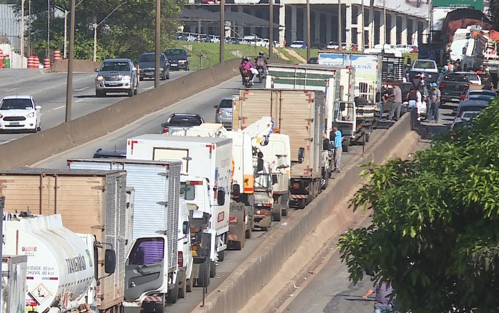 Protesto de caminhoneiros na BR-381, em Betim (MG), nas proximidades da refinaria Regap. (Foto: Reprodução/TV Globo)