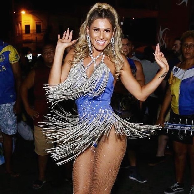 Lívia Andrade é rainha de bateria da Paraíso do Tuiuti (Foto: @robertofilho_profissional)