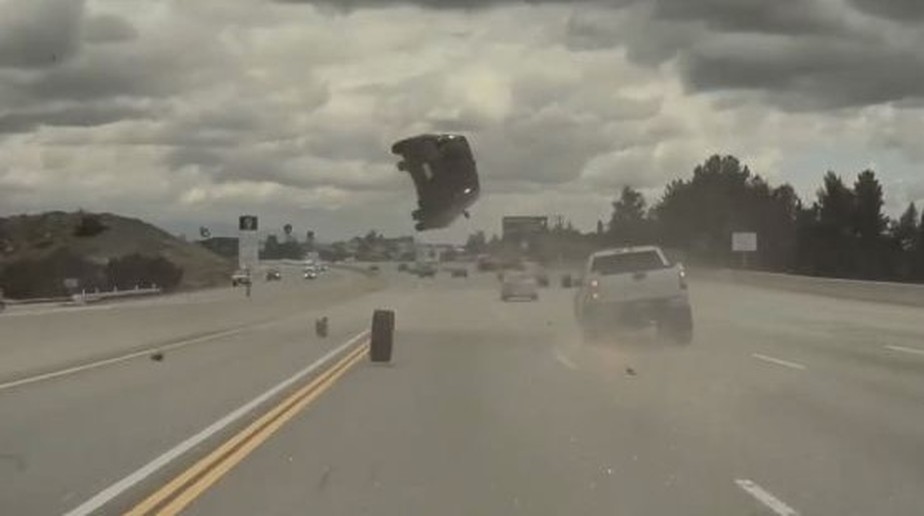 Carro 'decola' ao ser atingido por roda de picape em rodovia na Califórnia