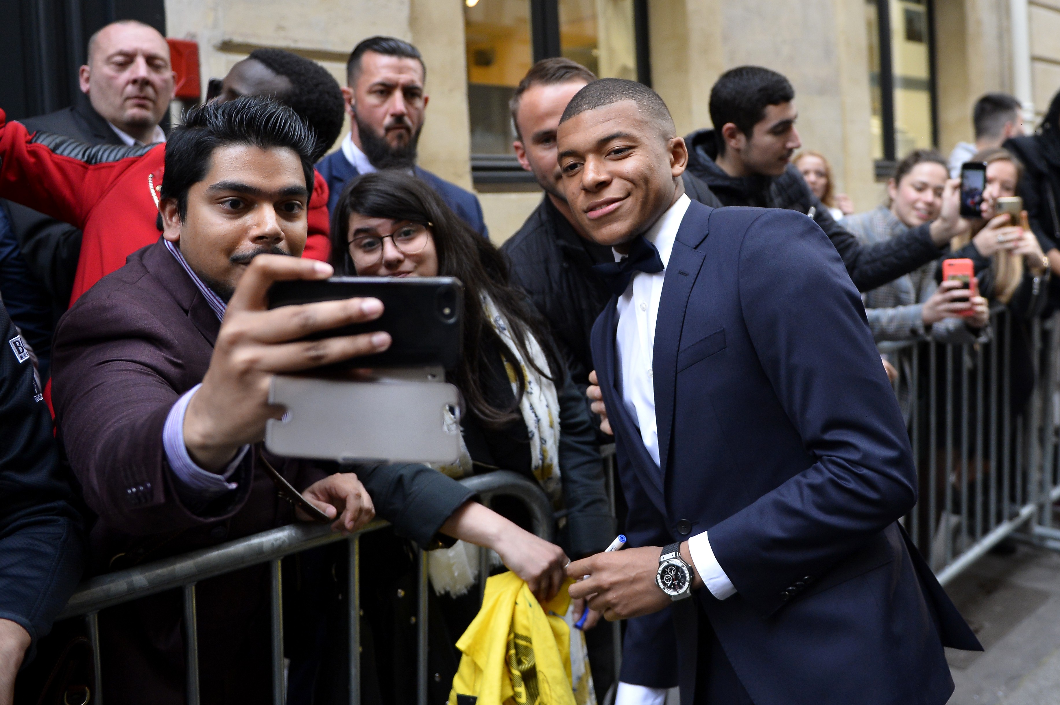 Kylian Mbappé é tietado ao chegar ao evento (Foto: Getty Images)