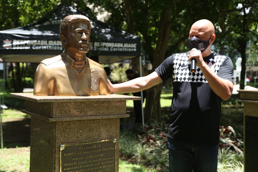 Corinthians inaugura busto de Ronaldo Giovaneli e faz homenagem a campeões de 1990