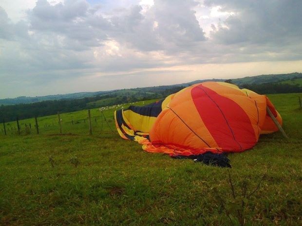 Pouso de balão em área rural de Campinas deixou feridos, no sábado (Foto: Bárbara Campos)