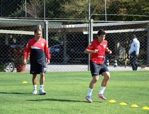 Recuperado, Osvaldo treina no campo e se prepara para ficar à disposição