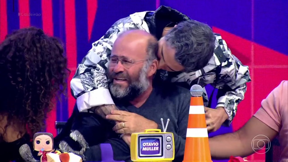 Otávio Müller chora com a apresentação de Lorena Freitas, no 'Caldeirão' — Foto: Globo
