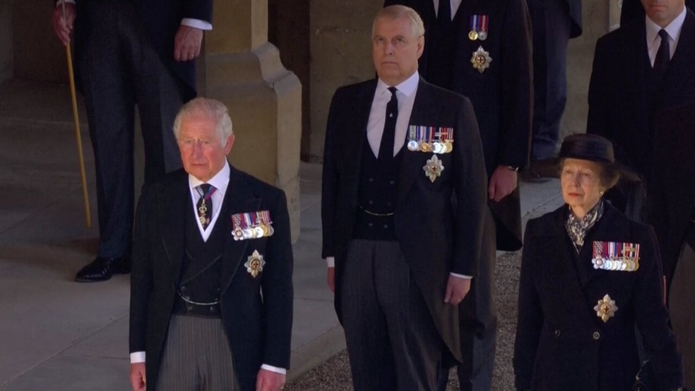 Príncipe Andrew (ao fundo), entre os irmãos rei Charles III e princesa Anne (dir.), em cortejo durante funeral do pai, o príncipe Philip, em 17 de abril de 2021. — Foto: Reprodução/Reuters