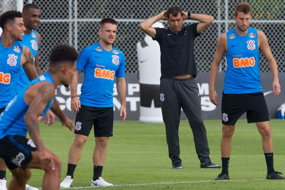 Jogadores do Corinthians e FÃ¡bio Carille durante treinamento desta terÃ§a â€” Foto: Daniel Augusto Jr/Ag.Corinthians