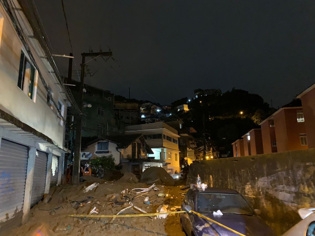 Área onde houve queda de barreira com vítimas foram soterradas no Morro da Oficina, em Petrópolis — Foto: Lucas Machado/g1