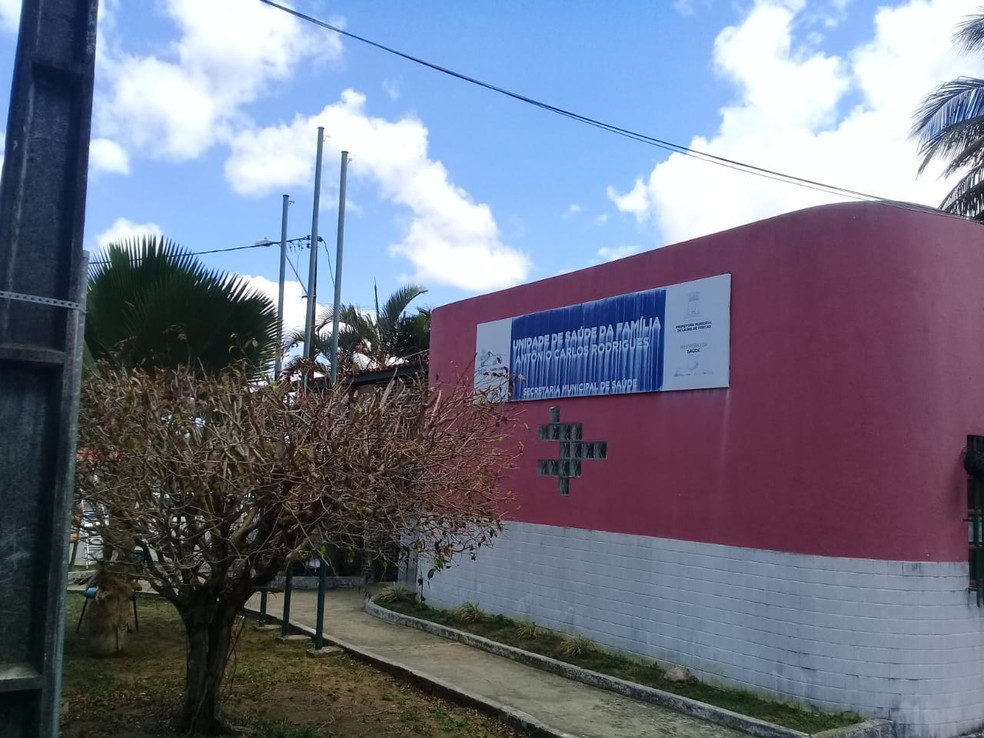 Unidade de saÃºde em Lauro de Freitas que teve atendimento suspenso apÃ³s infestaÃ§Ã£o de pulgas â?? Foto: Cid Vaz/ TV Bahia