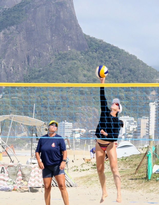 Sandra Pires treina vôlei de praia no Rio (Foto: Daniel Delmiro/AgNews)
