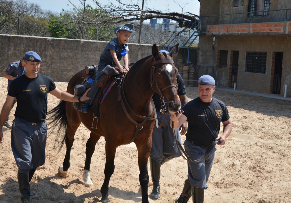 Asaph anda a cavalo na sede do Baep, em Campinas (SP) (Foto: Ana Letícia Lima/G1)