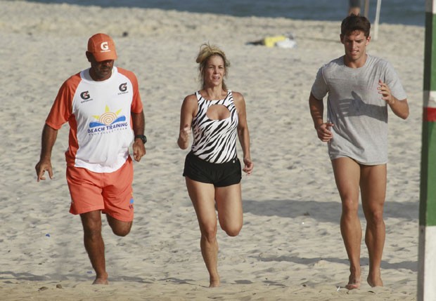 Dani, Amauri e o treinador correram juntos na areia (Foto: Dilson Silva/ AgNews)