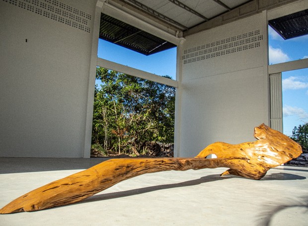 A Galeria Hugo França tem pé-direito de mais de 9 m e grandes vãos que integram a natureza. Acima, Banco Alairá (153 x 700 x 255 cm) (Foto: Divulgação)