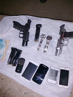 Com os suspeitos foram apreendidas armas, celulares e um quantia em dinheiro (Foto: Divulgação/PM)