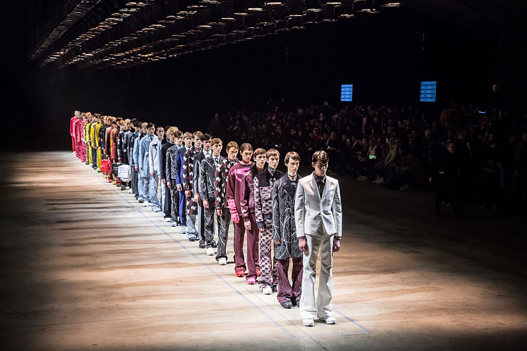 PARIS, FRANCE - JANUARY 23:  A wide shot of the finale with the models posing on the runway during the Kenzo Menswear Fall/Winter 2016-2017 show as part of Paris Fashion Week on January 23, 2016 in Paris, France.  (Photo by Victor Boyko/WireImage) (Foto: WireImage)